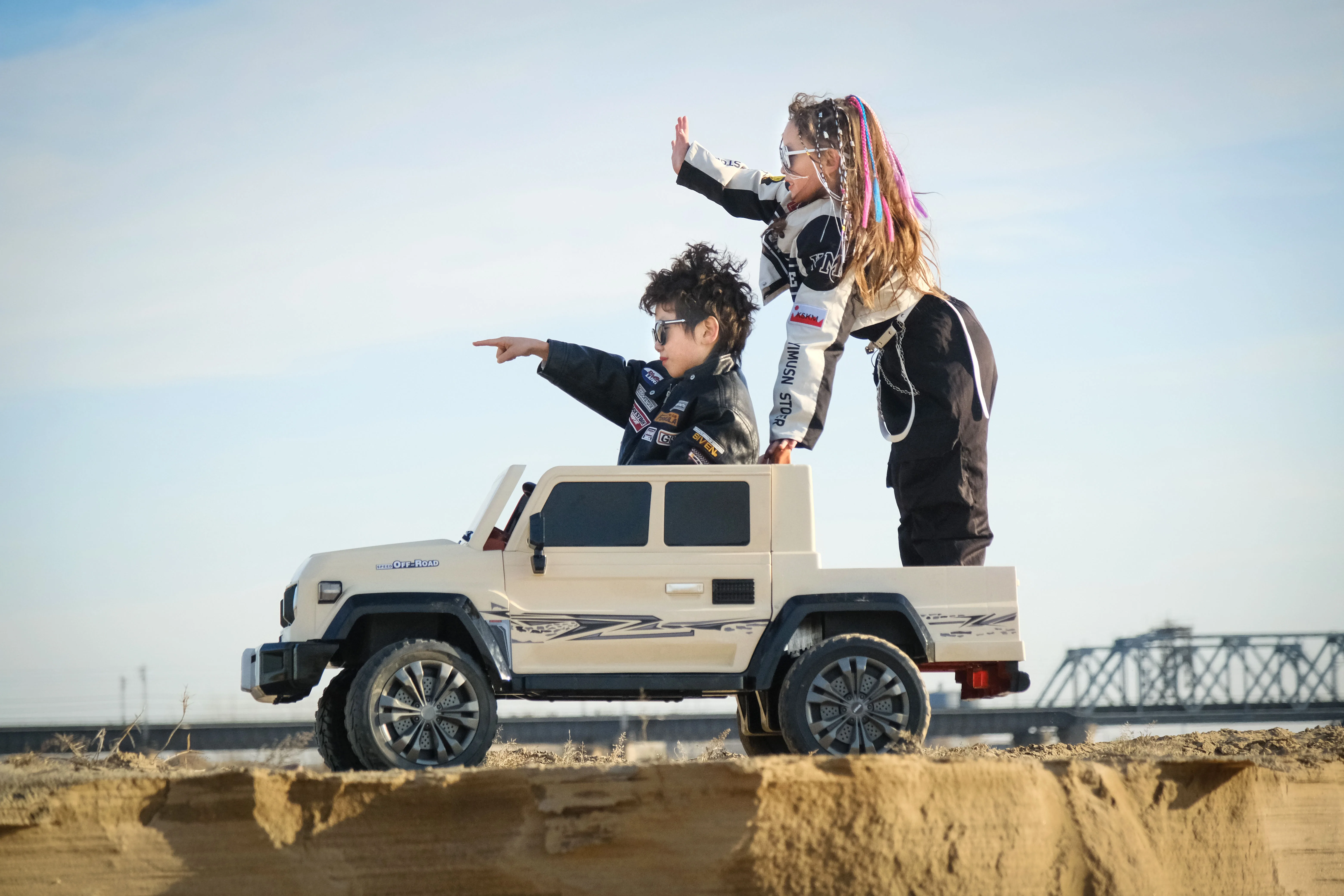 2025 New Style Rechargeable 24V/12V Kids Off Road Big Size Ride On Car Boys Pickup Truck Electric Children Car For Kids 2 Seat