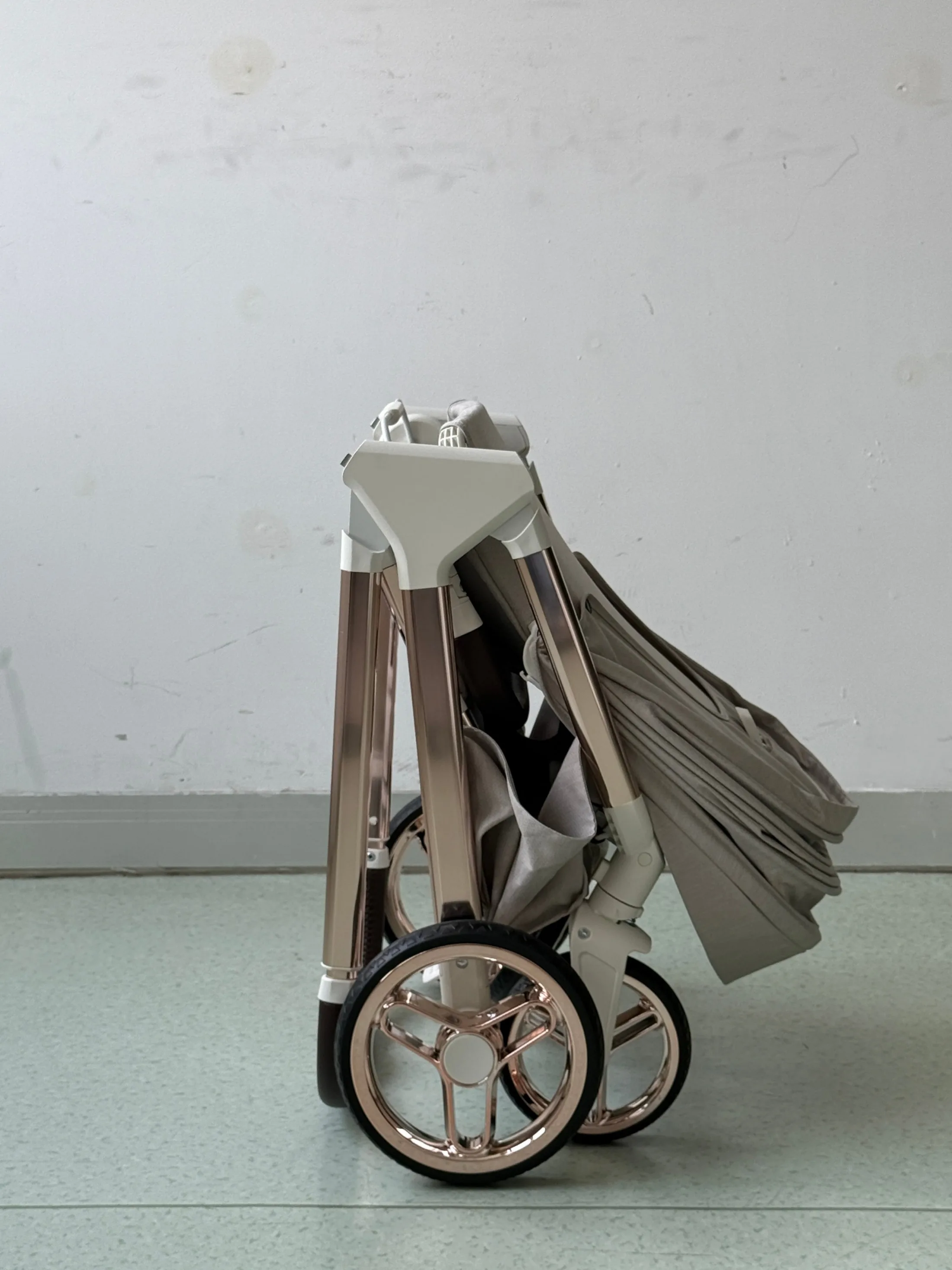 Elegant & Versatile: Premium Lightweight Baby Stroller with Smart Features